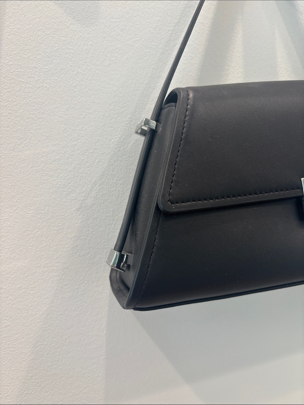 Michael Kors Medium Ludlow Shoulder Bag in Leather - Picture 14 of 14